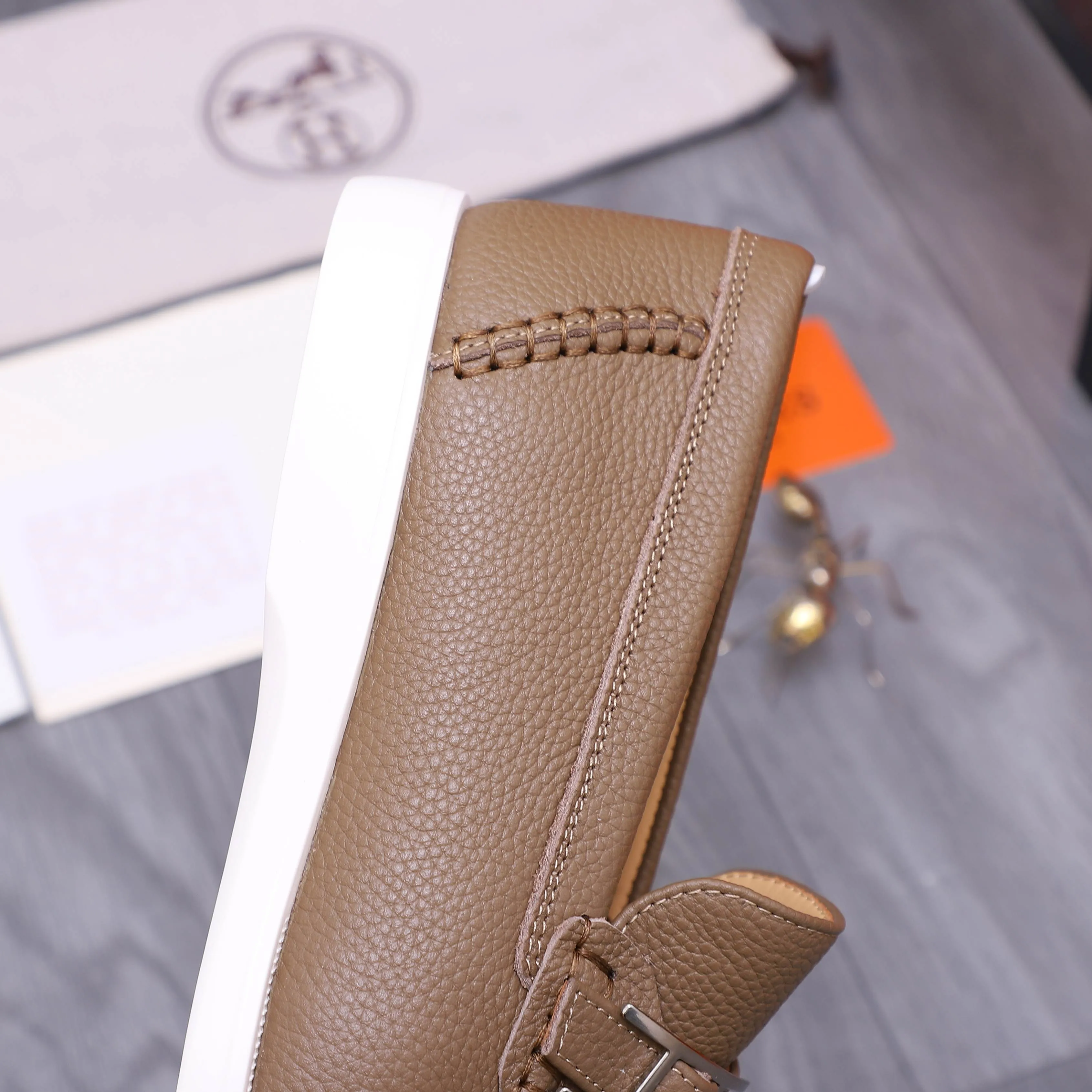 Men's shoes 💰p560 Product trademark: HERMES "Hermes" casual slip-on men's shoes. Regular size: 38-46 (45.46 is custom-made and non-returnable) Product materials: Selected pebbled cowhide upper, cowhide lining, original foam rubber ultra-light sole